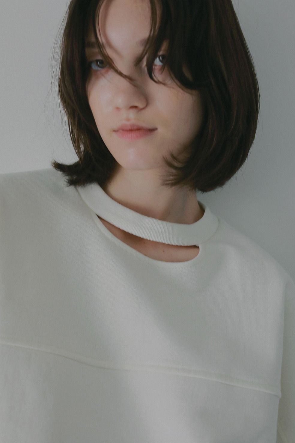 ネックデザインスウェット - MOON SLIT SWEAT TOPS (WHITE)