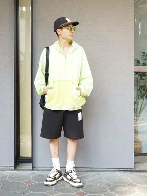 ネオン×ブラックのコントラスト、ミハラの都会派コーデ
