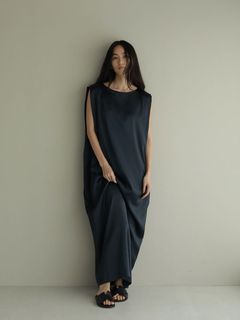 スリーブレスショルダータックサテンワンピース - NAVY