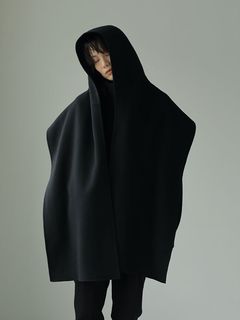 コクーンシルエットが女性らしETREの新作コートスタイル