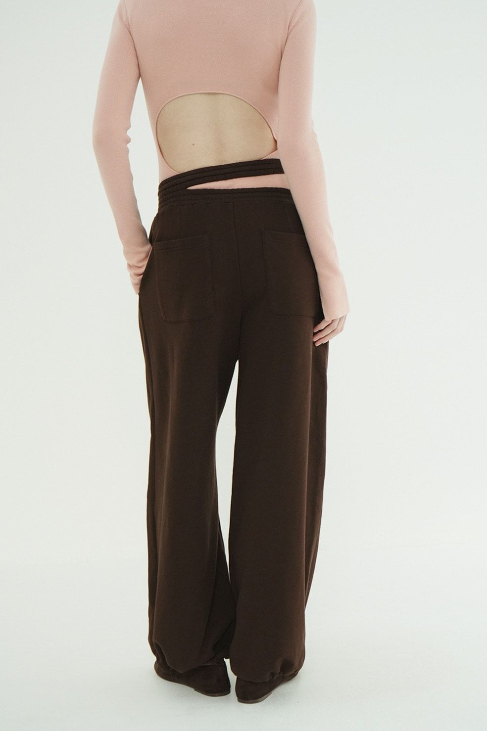 スラッシュ ウエスト スウェットパンツ - SLASH WAIST SWEAT PANTS (BROWN)