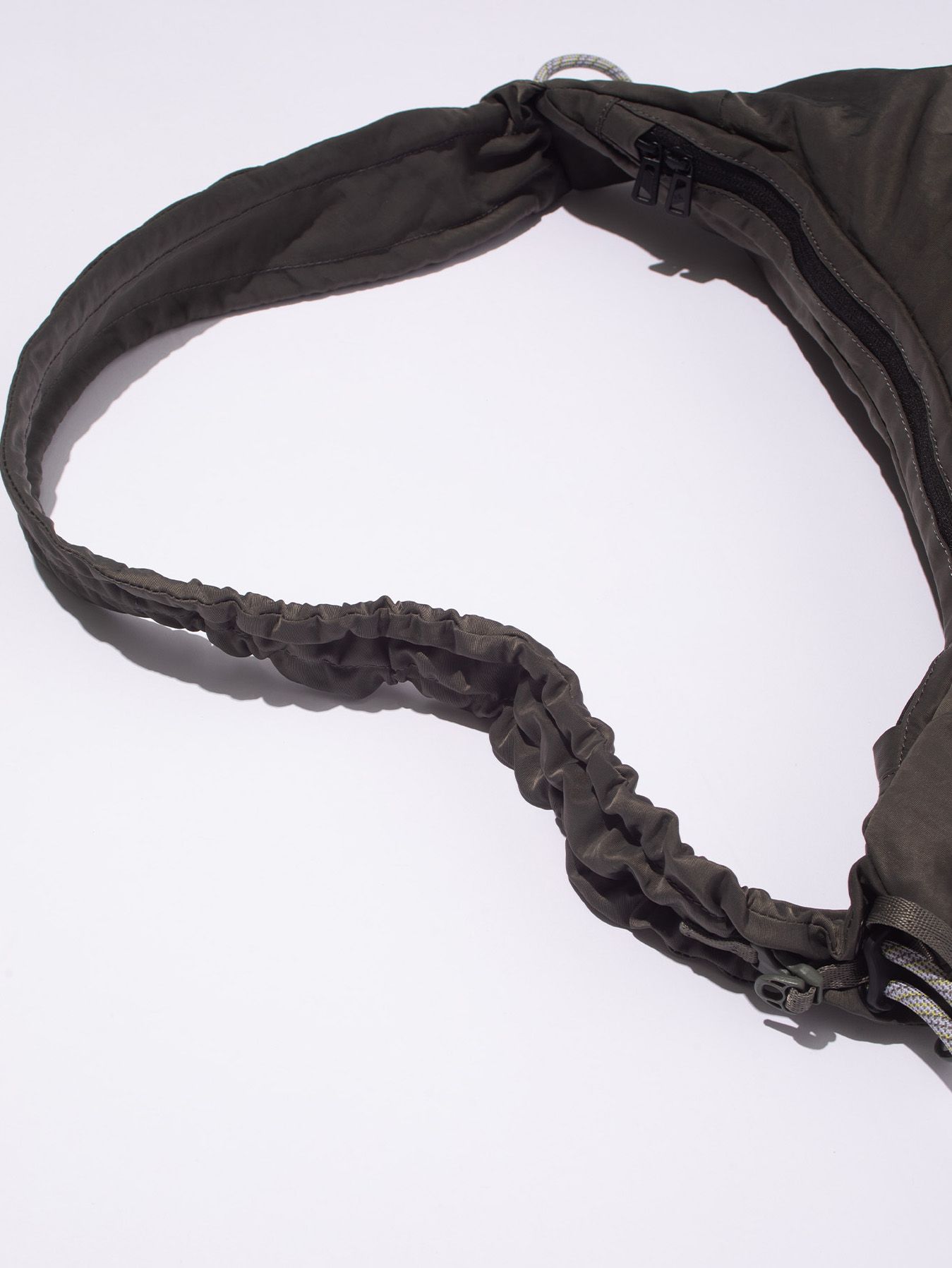 テクスチャード ツイル ボディバッグ  / TEXTURED TWILL BODY BAG （Charcoal)