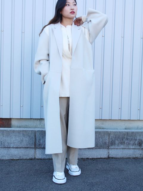 ベージュのコートで女性らしさ感じるエトレの新作コーデ