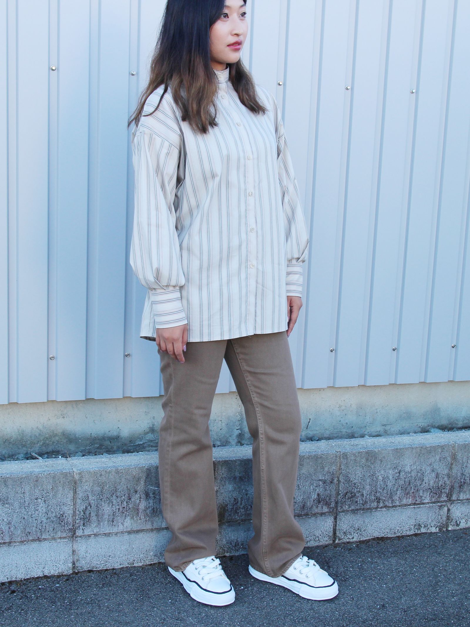 女性らしいスリット入りのトップスはCLANEが気分