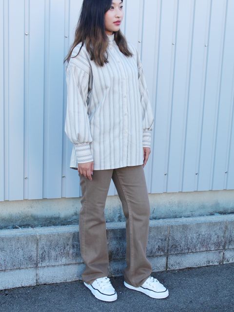女性らしいスリット入りのトップスはCLANEが気分