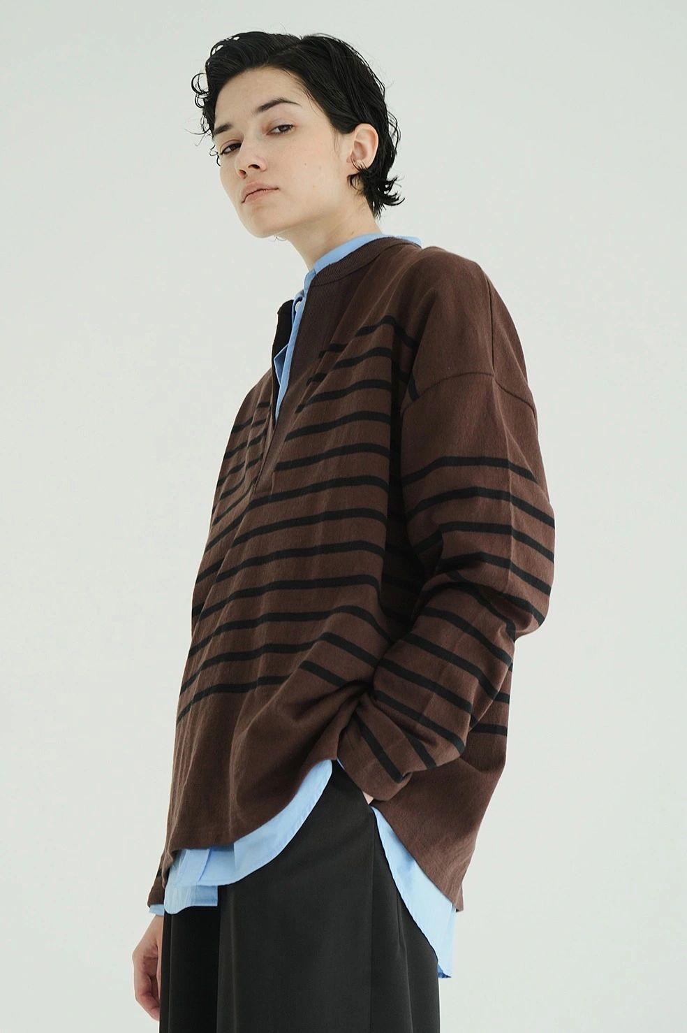 ヘンリーネックデザイントップス - WIDE HENRY NECK BORDER TOPS (BROWN)