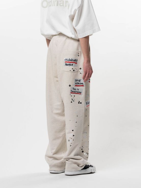 エンベリッシュド ステッカー スウェット パンツ - Embellished Sticker Sweat Pants (WHITE)