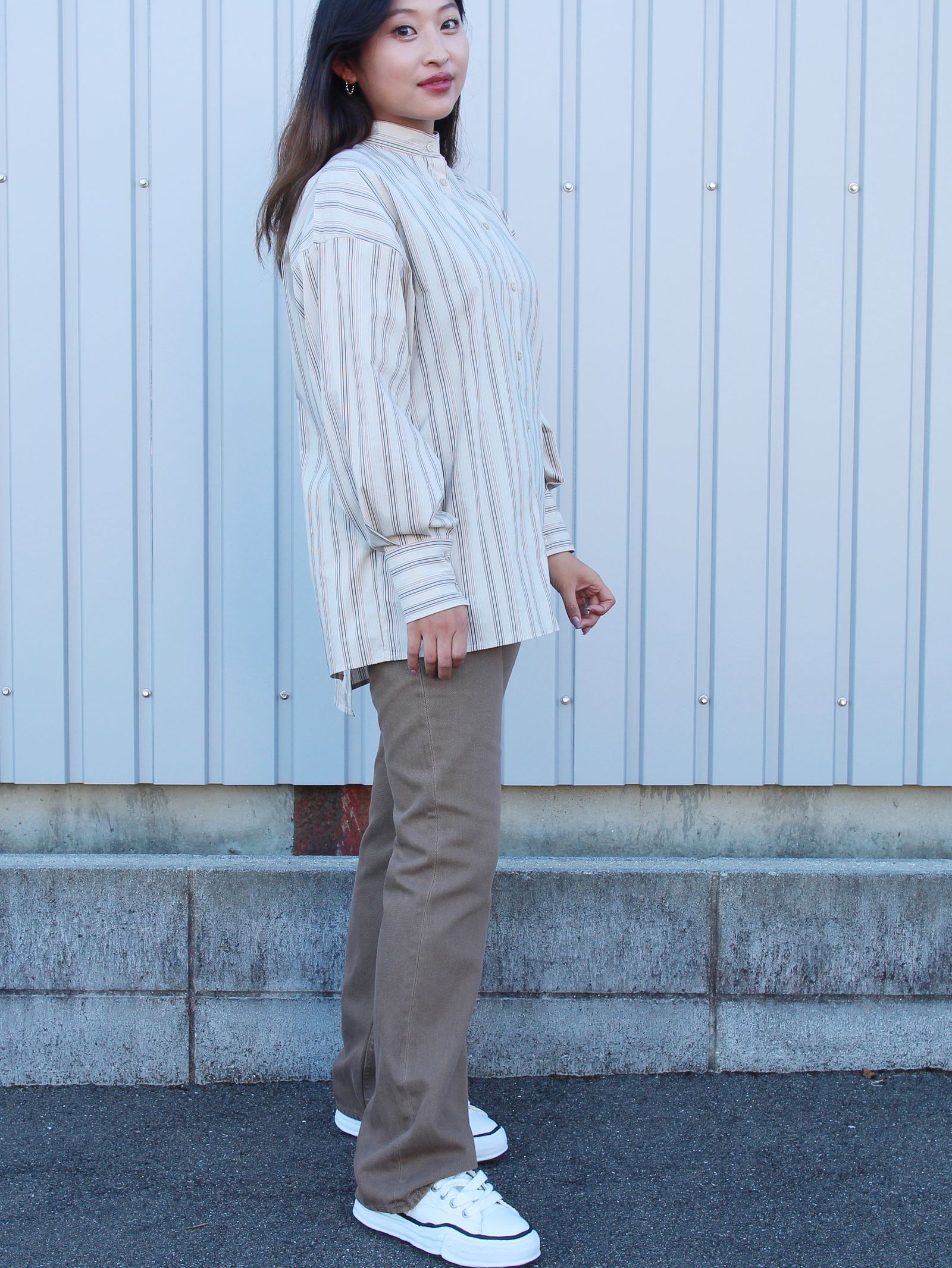 女性らしいスリット入りのトップスはCLANEが気分