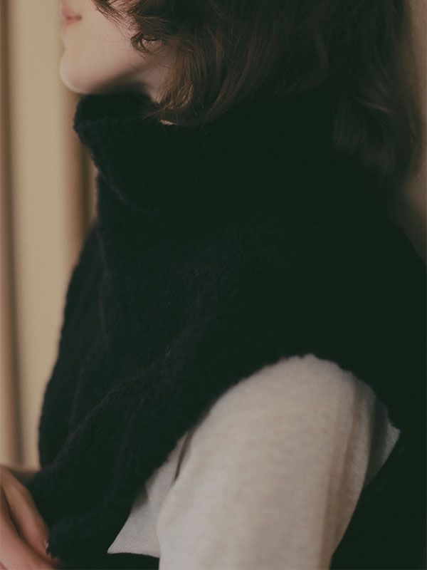 モールヤーンハイネックニットベスト （BLACK)