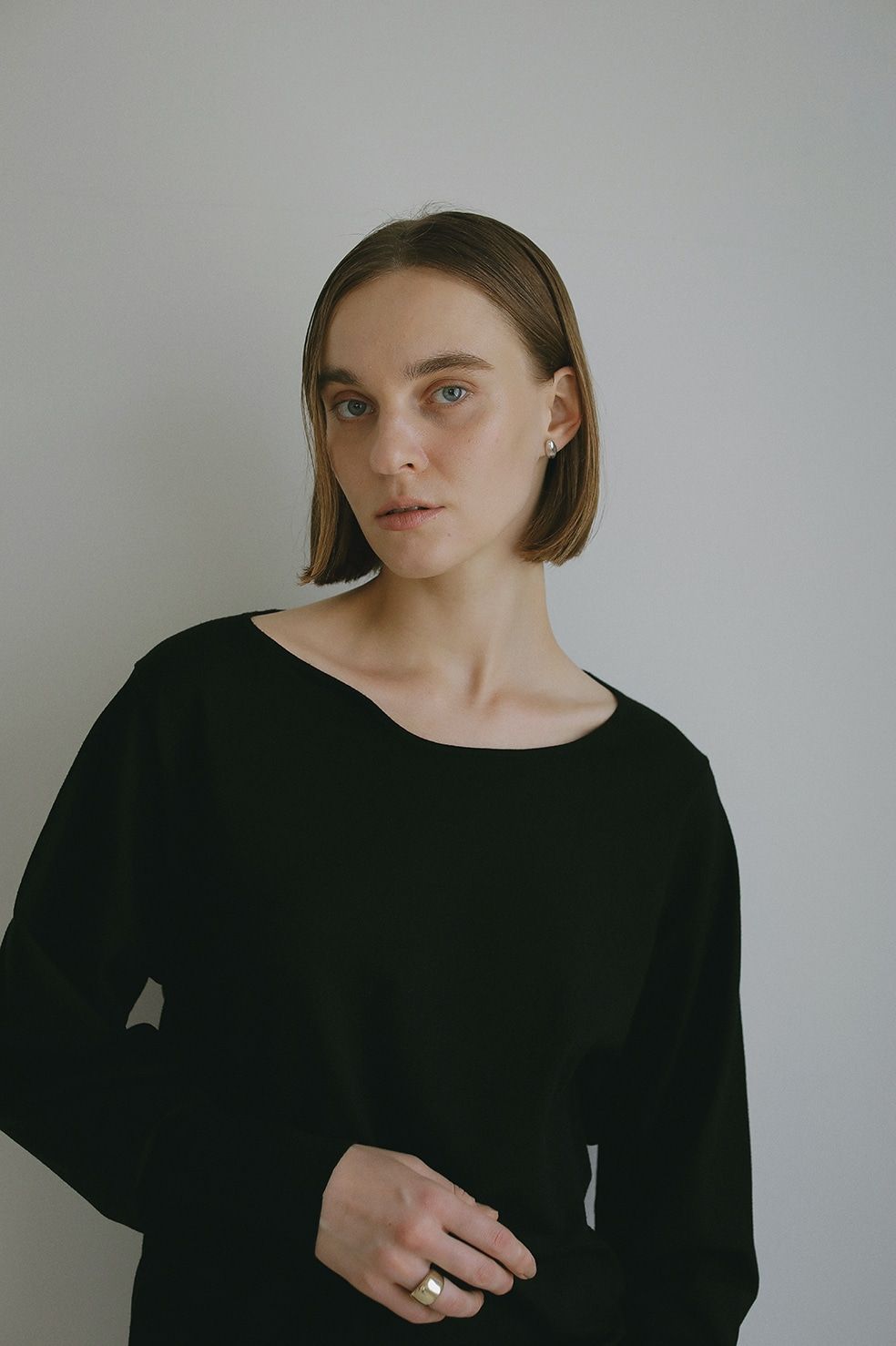 ハイゲージニット - CURVE NECK KNIT TOPS - BLACK