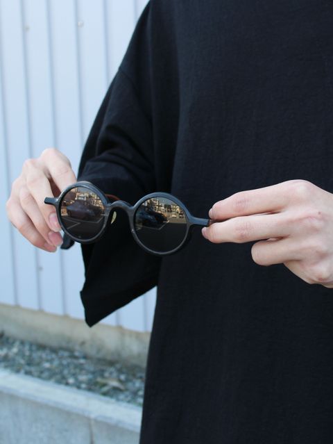 kujaku ならではの軽さのあるオールブラックスタイル