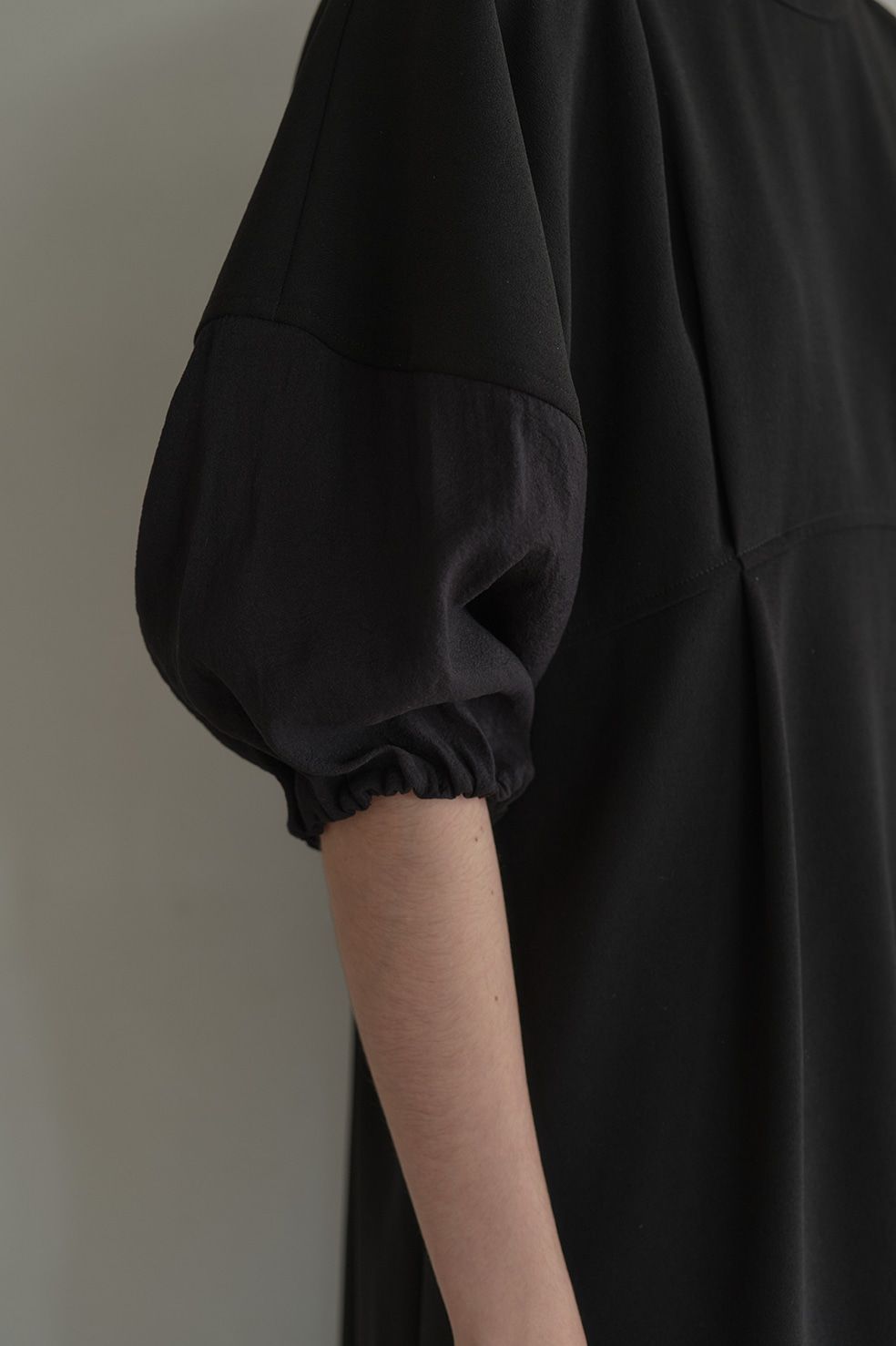♪　マノフ MANOF　黒　ワンピース　ボリューム　ゆったり　綿100％ セール】BACK YORK LAYERED ONE PIECE（ワンピース）｜MANOF
