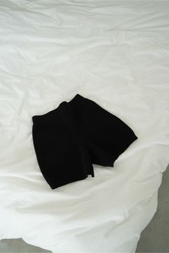 CLANEのニットはショートパンツと合わせてトレンド感をプラス