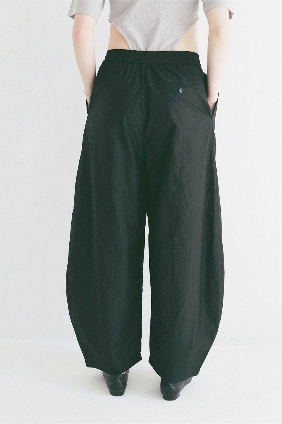 ナイロンイージーパンツ - CRINKLED SHEER NYLON PANTS(BLACK)