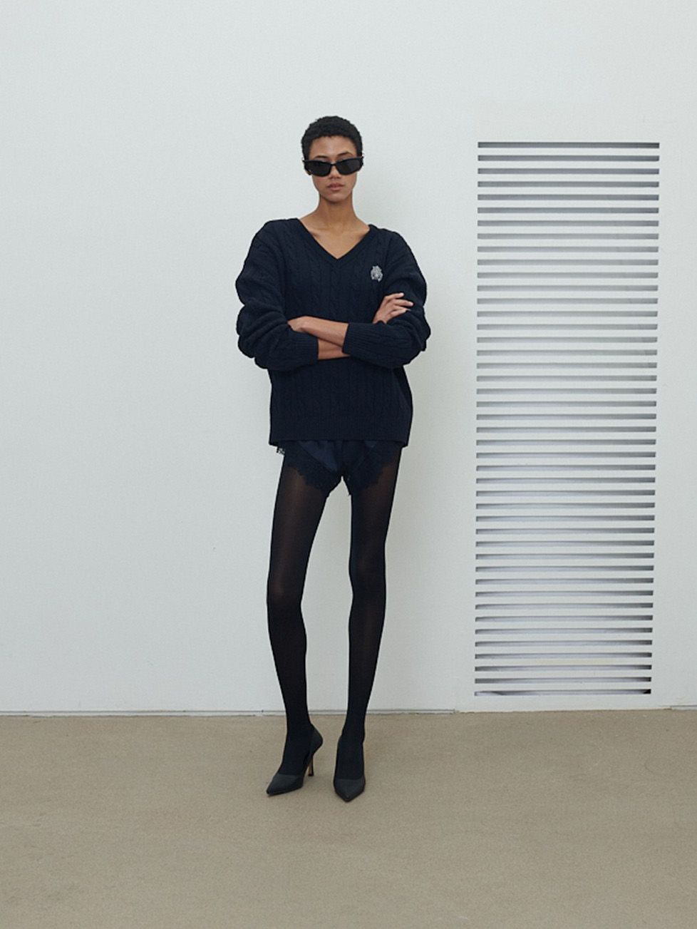 ニットプルオーバー - V-NECK CABLE KNIT SWEATER (BLACK)