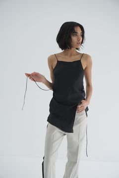 ドレープサテンキャミソール - DRAPE SATIN CAMISOLE TOPS - BLACK