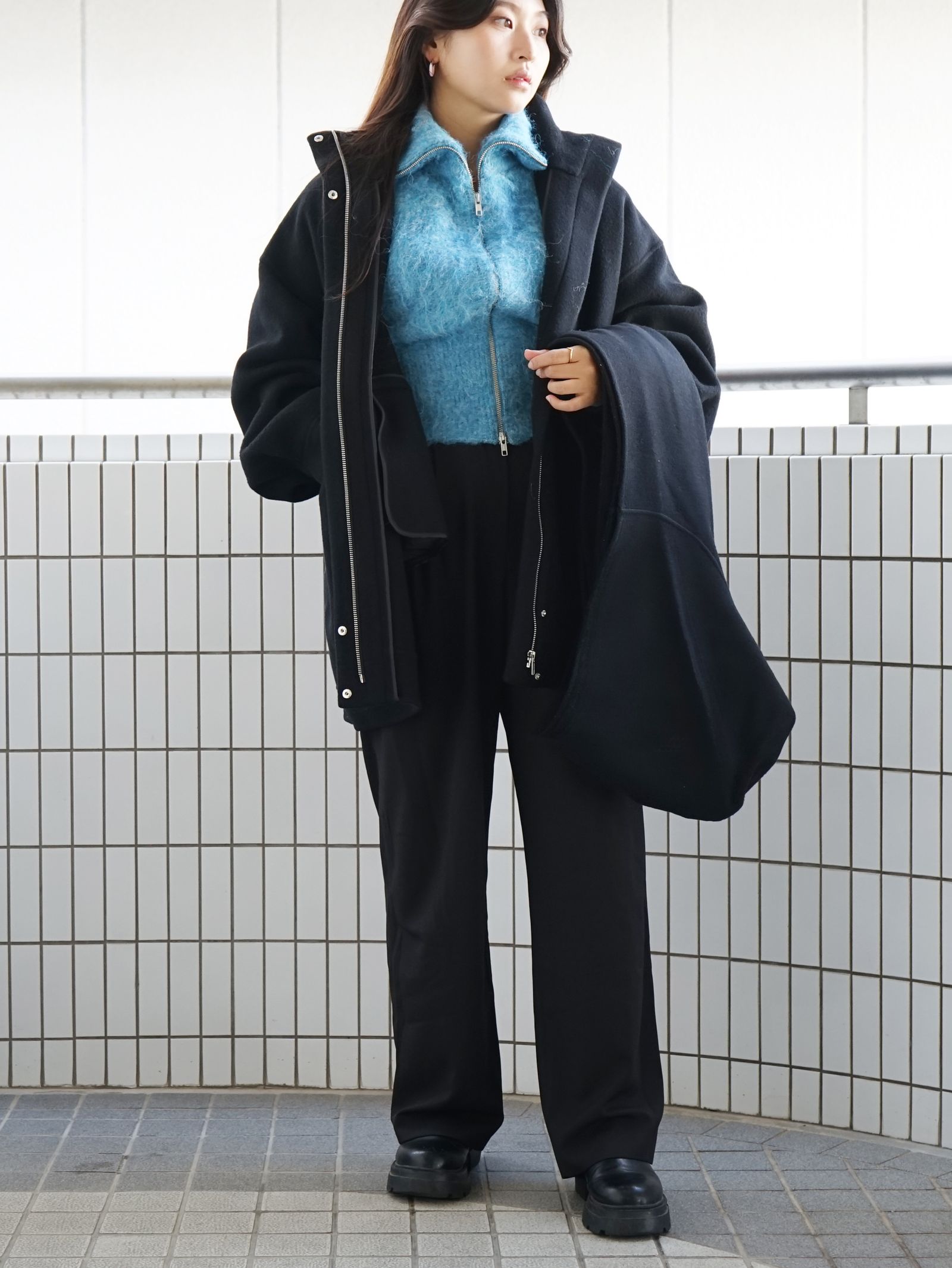 コクーンシルエットが女性らしETREの新作コートスタイル