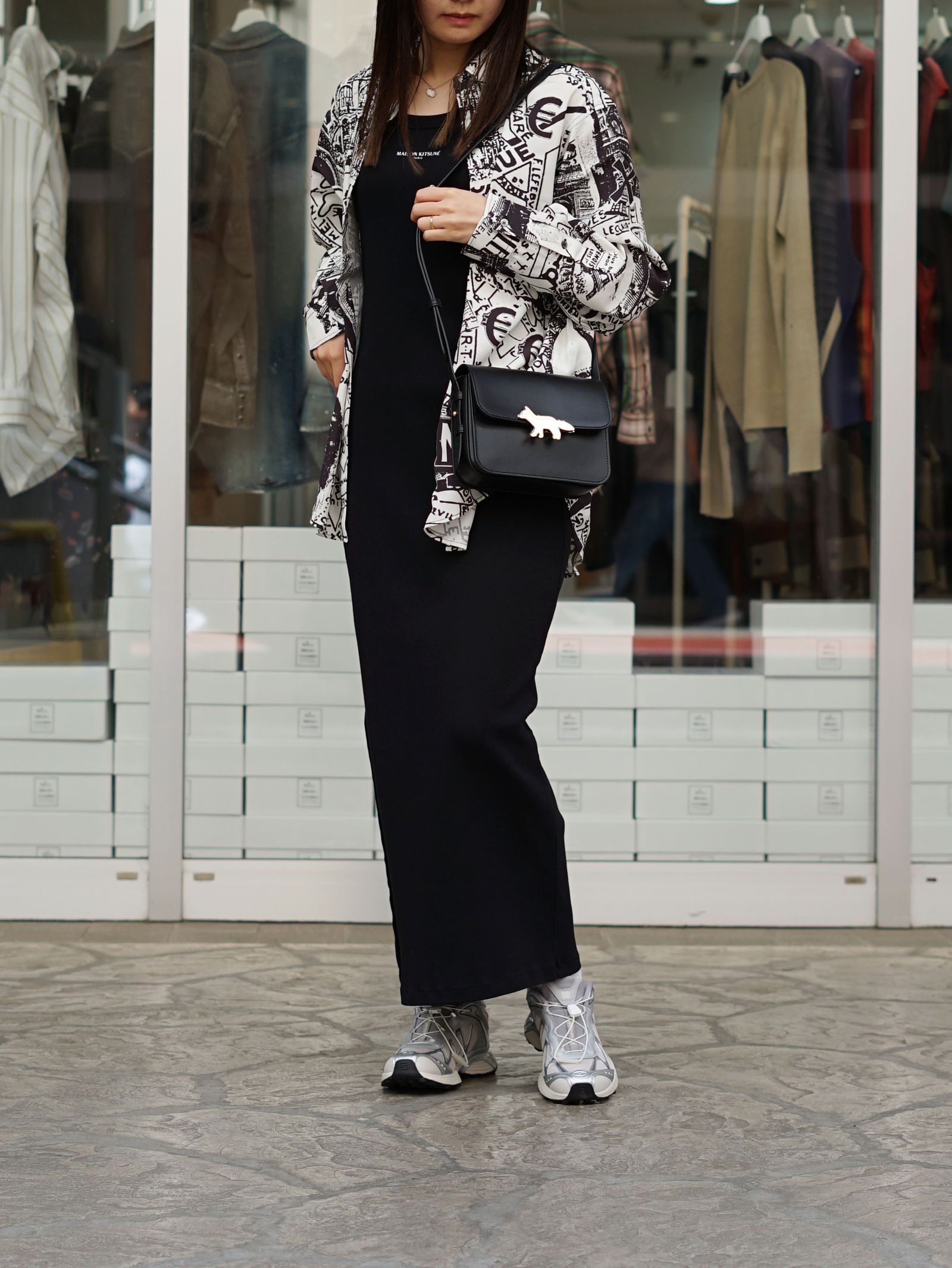 モノトーンで魅せるスメゾンキツネのプリングスタイル