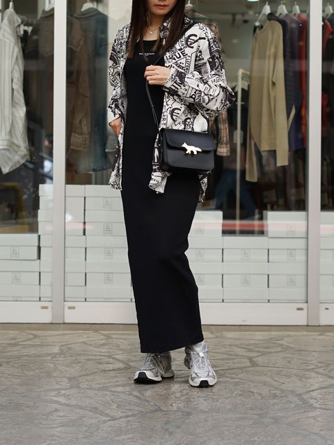 モノトーンで魅せるスメゾンキツネのプリングスタイル