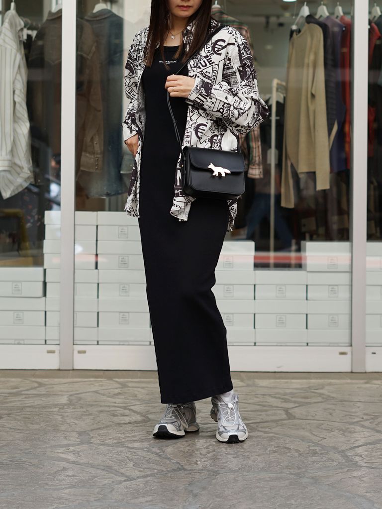 モノトーンで魅せるスメゾンキツネのプリングスタイル