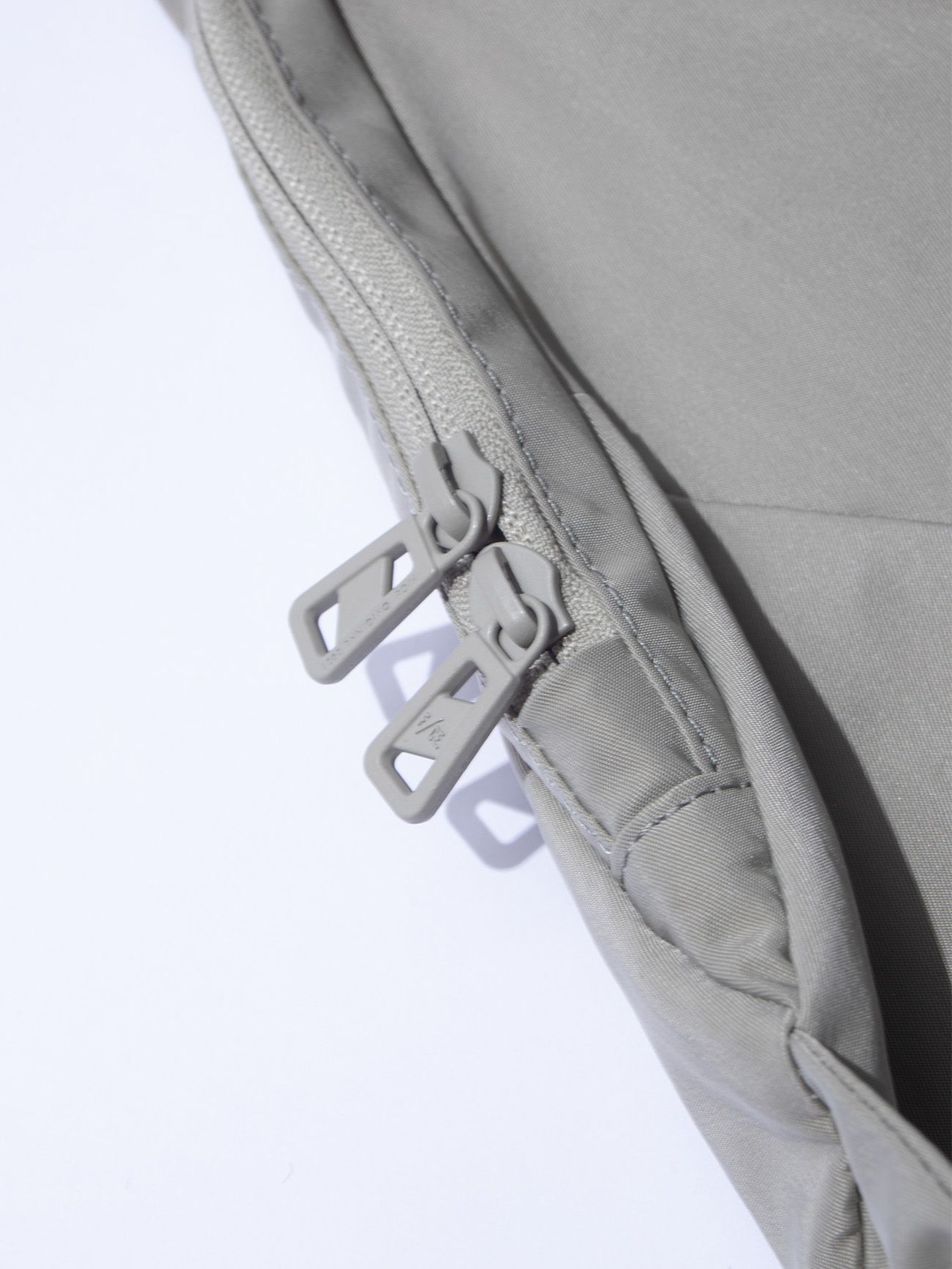 テクスチャード ツイル ボディバッグ  / TEXTURED TWILL BODY BAG （BEIGE)