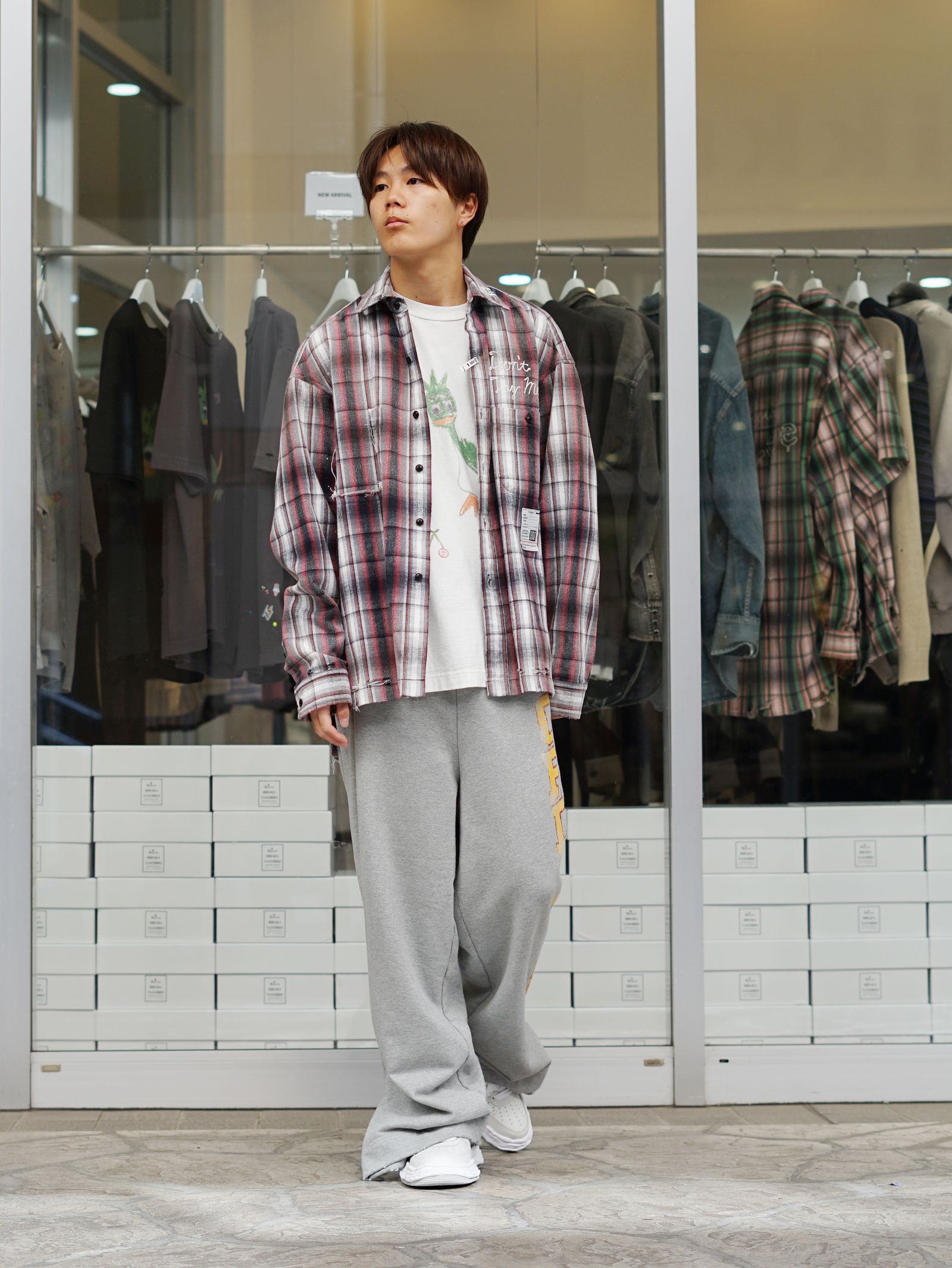 抜け感で魅せるMIHARAのチェックシャツスタイル