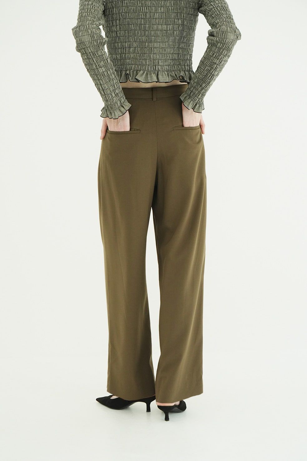 【26AW】ベーシックタックパンツ - BASIC TUCK PANTS (KHIKI)