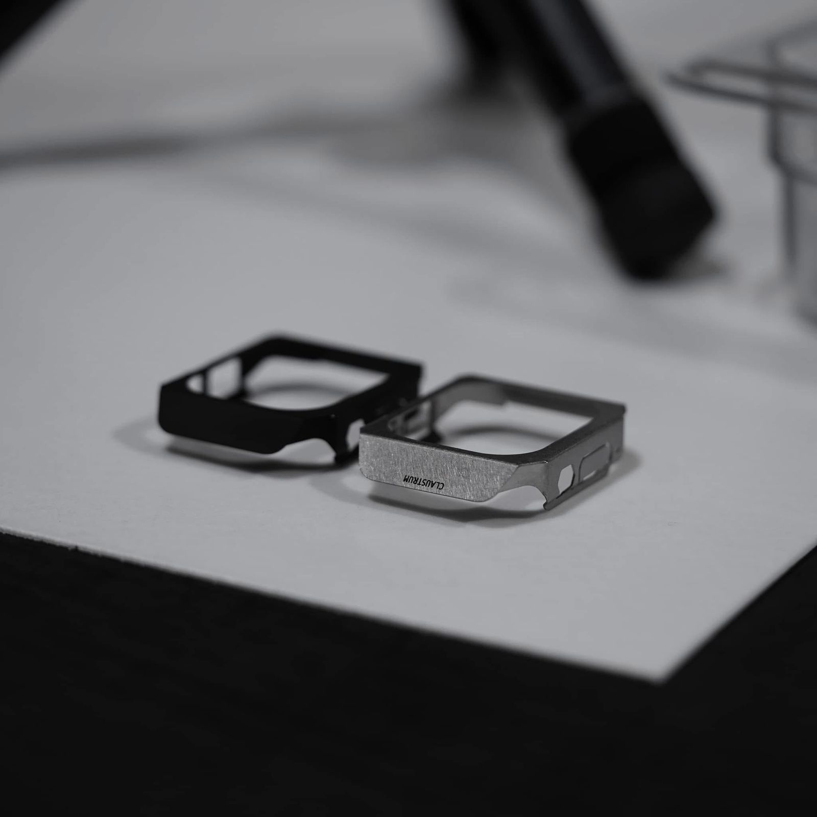 CLAUSTRUM（クラウストルム）- Apple Watch ケース / ベルト