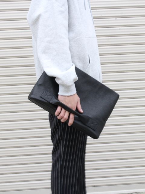 ”フーディ × スラックス” 大人のリラックスコーディネート
