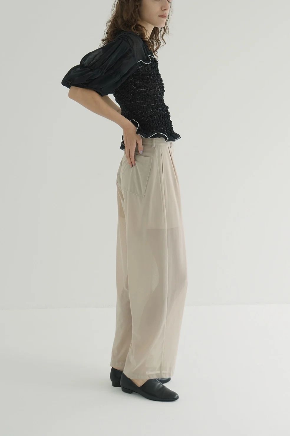 シアータックパンツ - SHEER TUCK PANTS IVORY