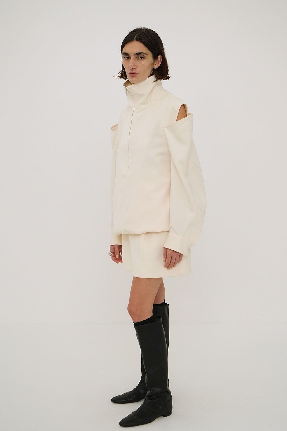 ハイネックハーフジップジャージートップス - 2WAY OFF SHOULDER MODE JERSEY TOPS - BEIGE 【桃 さん着用モデル】