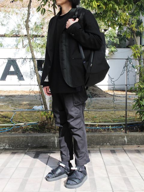 『ジャケット×リュック』 定番スタイルはミニマルなデザインで統一