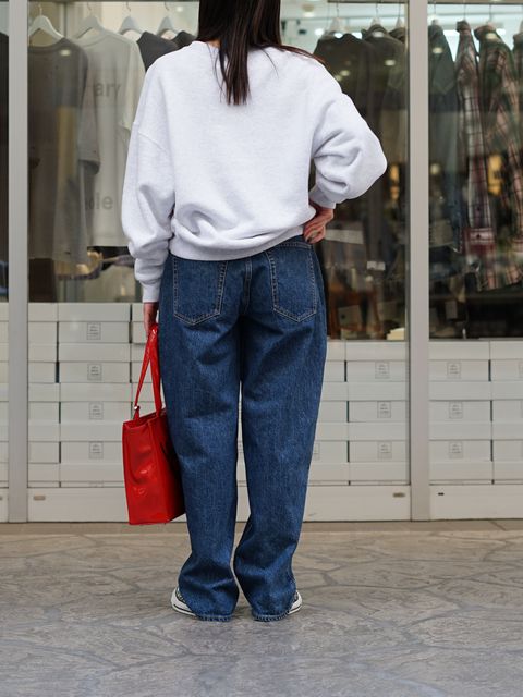 シンプルに映えるマウジーのグラフィックコーデ