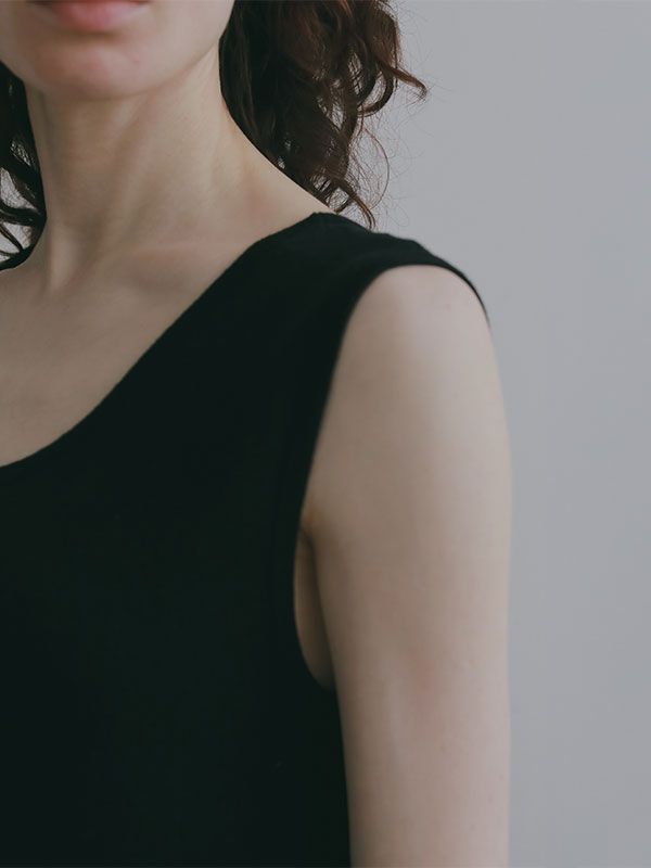 オープンバックスリーブレスニットワンピース（BLACK)