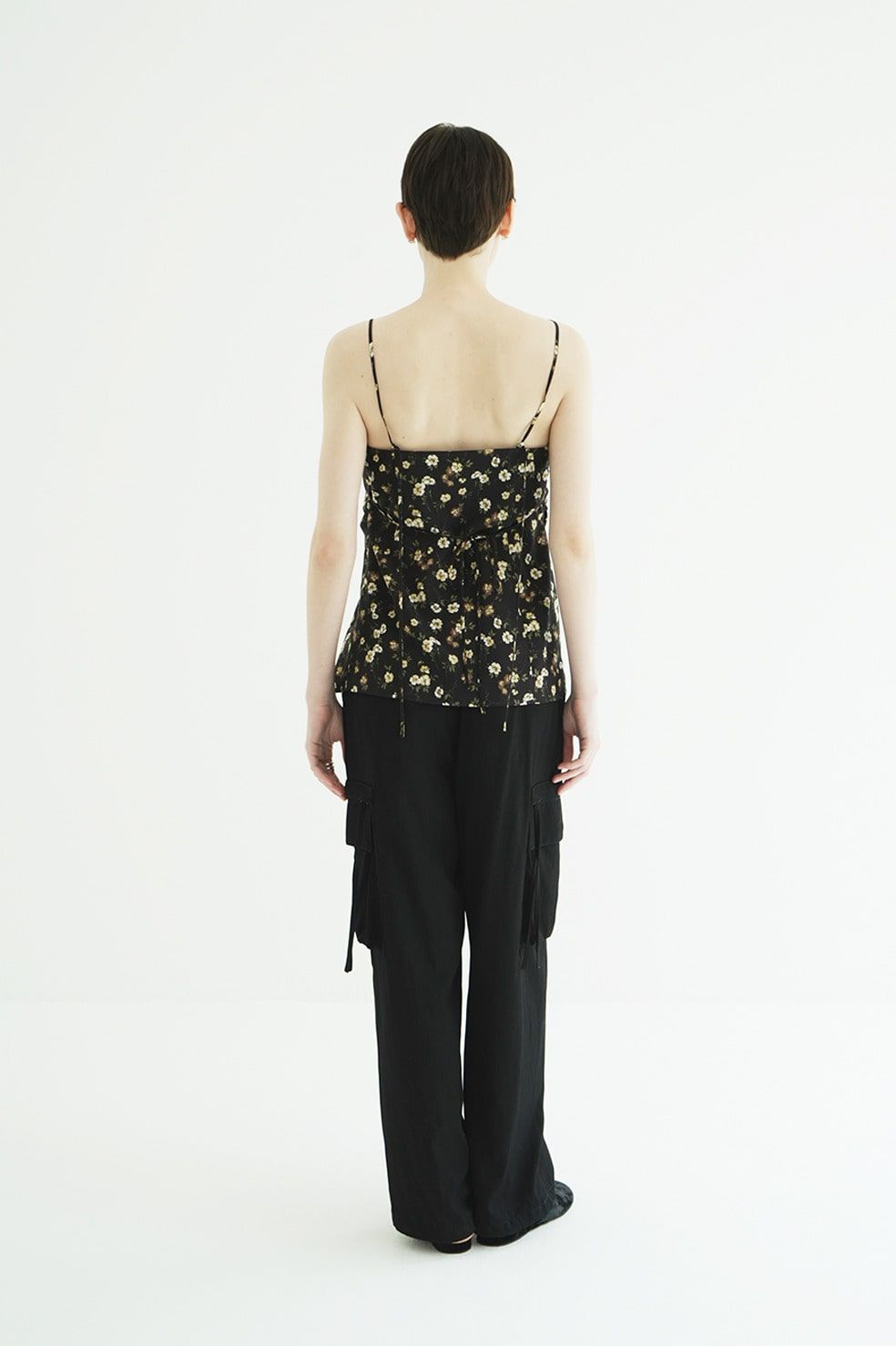 デザインキャミソール。 - MABEL FLOWER DRAPE CAMI TOPS (BLACK)