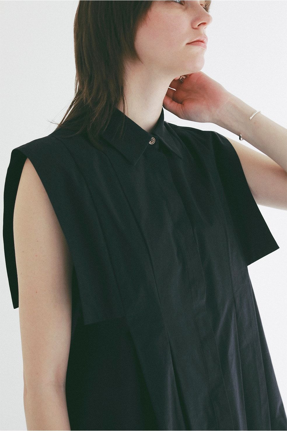 パネルプリーツ スクエアスリーブシャツ - PANELL PLEAT SQUARE SLEEVE SHIRTS (NAVY))