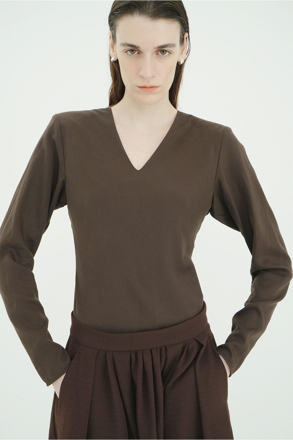 ブイネックボディスーツ - V NECK POWER SHOULDER BODYSUIT(BROWN)