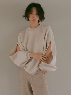 程良い抜け感を演出。ETREの最新肌見せスタイル！