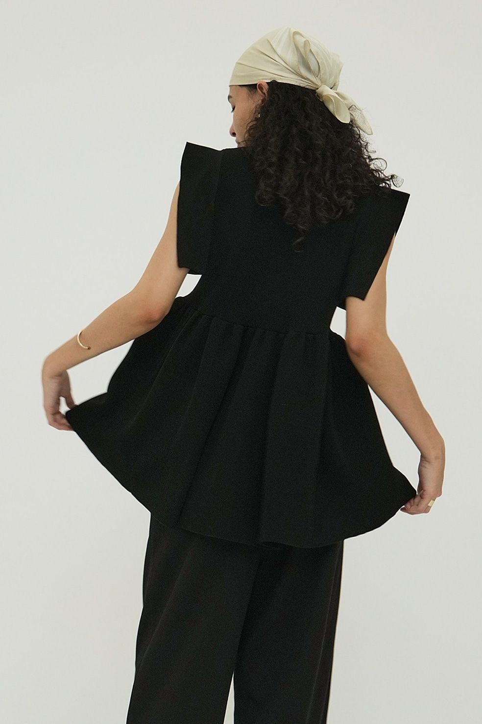 CLANE - 【25SS】 SQUARE SLEEVE GATHER KNIT TOPS - BLACK