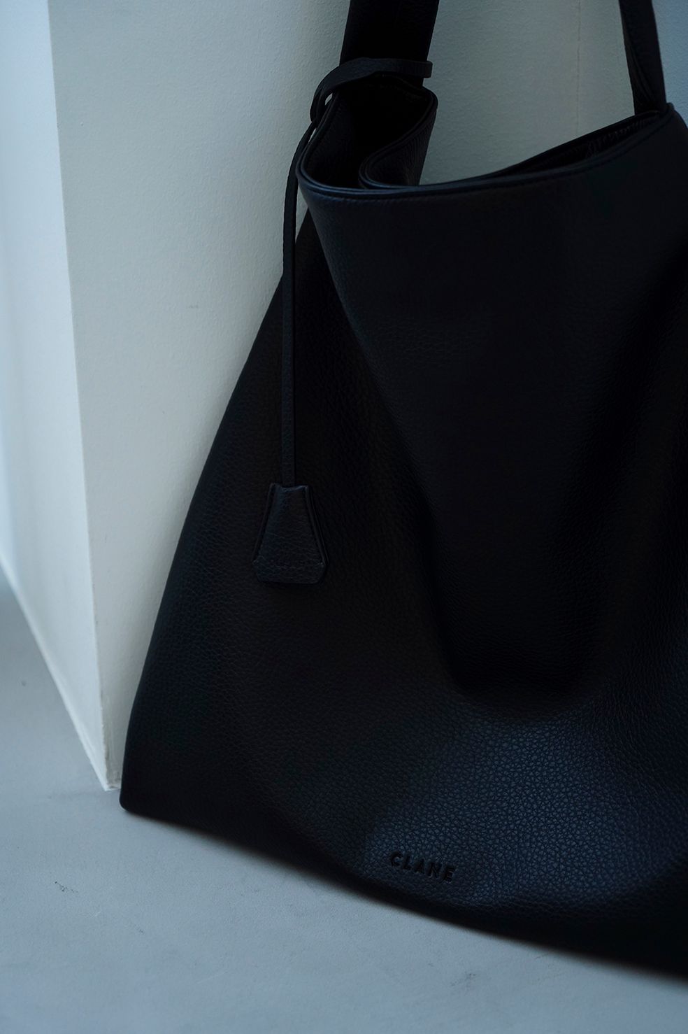 CLANE - ワイド トート バッグ - TRAPEZES WIDE TOTE BLACK | ADDICT 