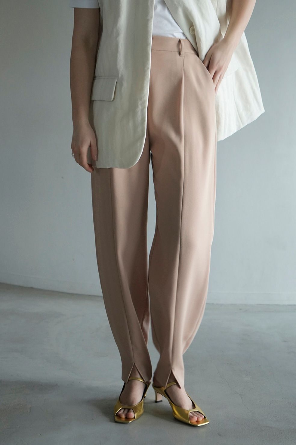 スリット バルーン パンツ - ベージュ - SLIT HEM BALLOON PANTS
