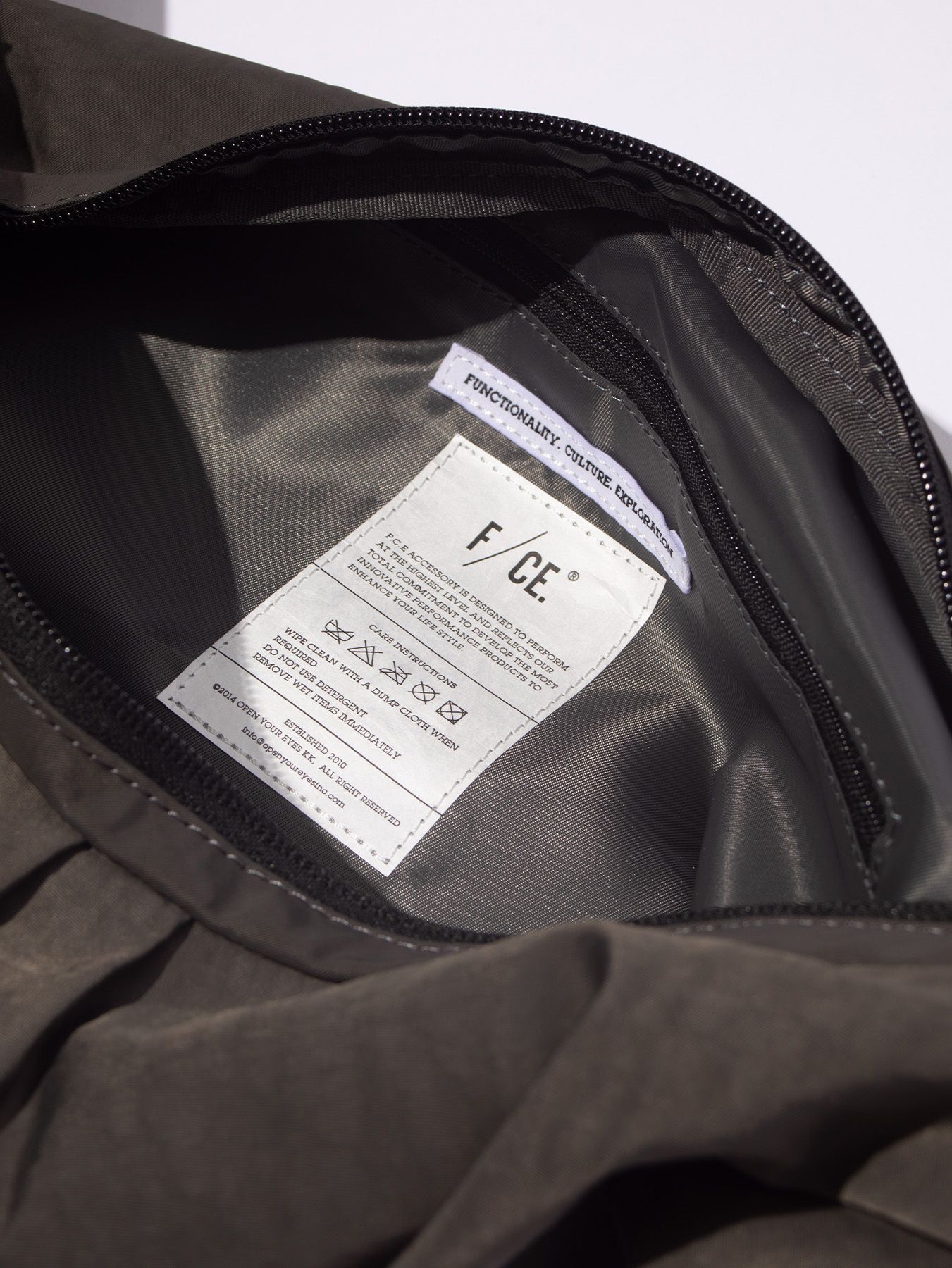 テクスチャード ツイル ボディバッグ  / TEXTURED TWILL BODY BAG （Charcoal)