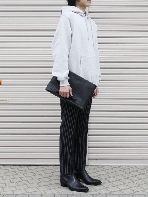 ”フーディ × スラックス” 大人のリラックスコーディネート