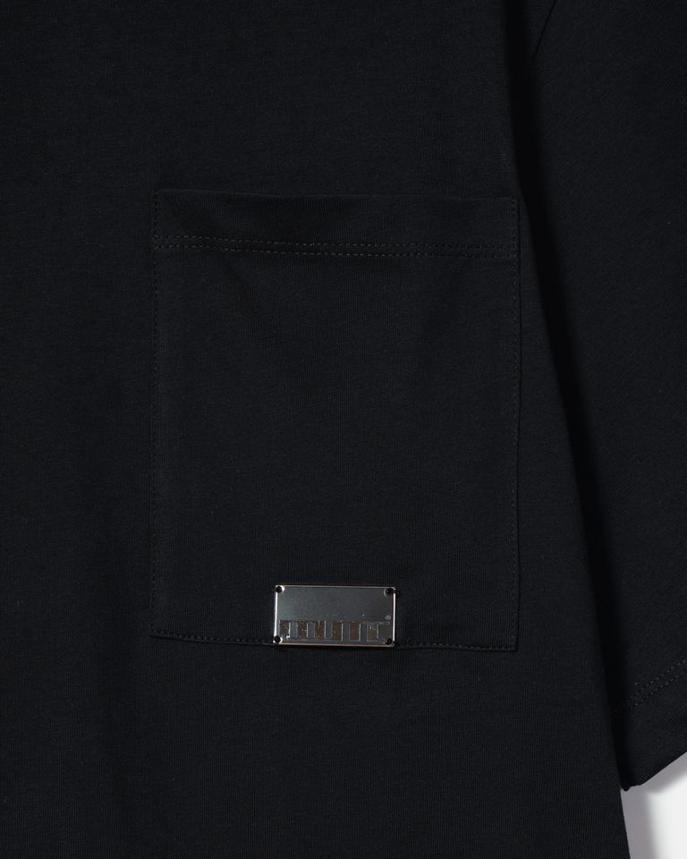 オーガニックコットン100%のライトウエイトTシャツです。
左胸にポケットとメタルプレートがついています。