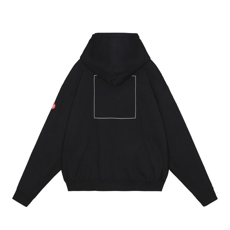 100%コットン。スウェット生地。プルオーバー。セットインスリーブ。前身頃に刺繍でグラフィック。後ろ身頃裏に布パッチ。後ろ身頃表にリフレクタープリント。左袖上部にシリコンパッチ。前身頃にマフポケット。フードにドローストリング。袖下、脇で生地切り替え。ワイドシルエット。ウォッシュ加工。日本製。