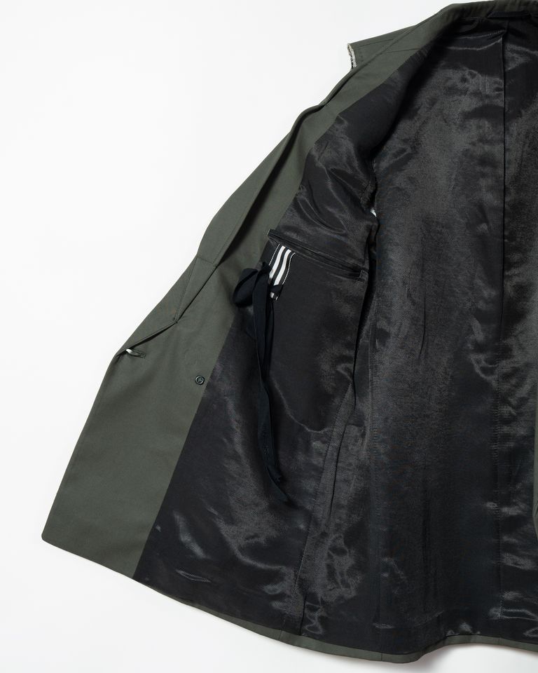 このOrigami Sleeveless Blazerは、ダブルプレストジャケットの袖をカットし、ベスト風にアレンジしたデザインです。表地にはコットン100%を使用し、裏地にはアクリル43%、コットン57%の素材を採用しており、快適な着心地を提供します。左ピークドラペルを内側に織り込むことで、独特の折り紙のようなデザインが特徴です。袖口は切りっぱなしで、自由でエッジィな印象を与えています。