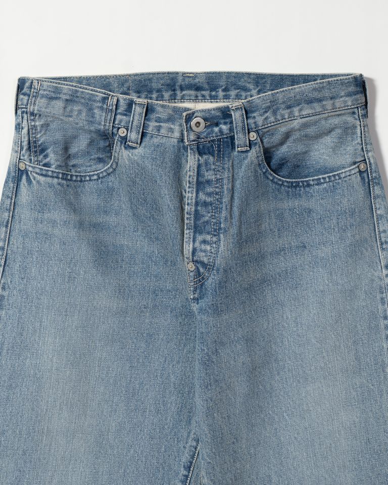 素材はスーピマ綿をタテ・ヨコに使用したセルビッチロープインディゴ 11.5oz になります。 糸にストレスを掛けず時間をかけてシャトル織機で織り上げたセルビッチデニムは膨らみ感があり、着れば着るほど 存在感が出ます。ロープインディゴの色の変化も奥深さがあります。