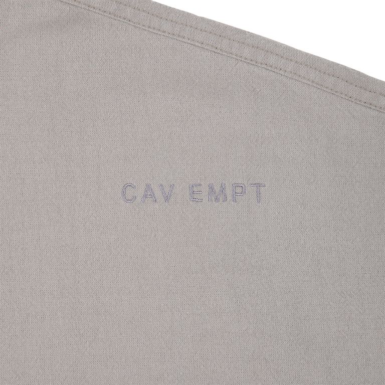 100%コットン。レギュラーポイントカラー。セットインスリーブ。前身頃ショルダーに刺繍でCAV EMPT。左袖上部にシリコンパッチ。シングルカフス。前身頃にウェルトポケット。ワイドシルエット。バイオウォッシュ加工。日本製。