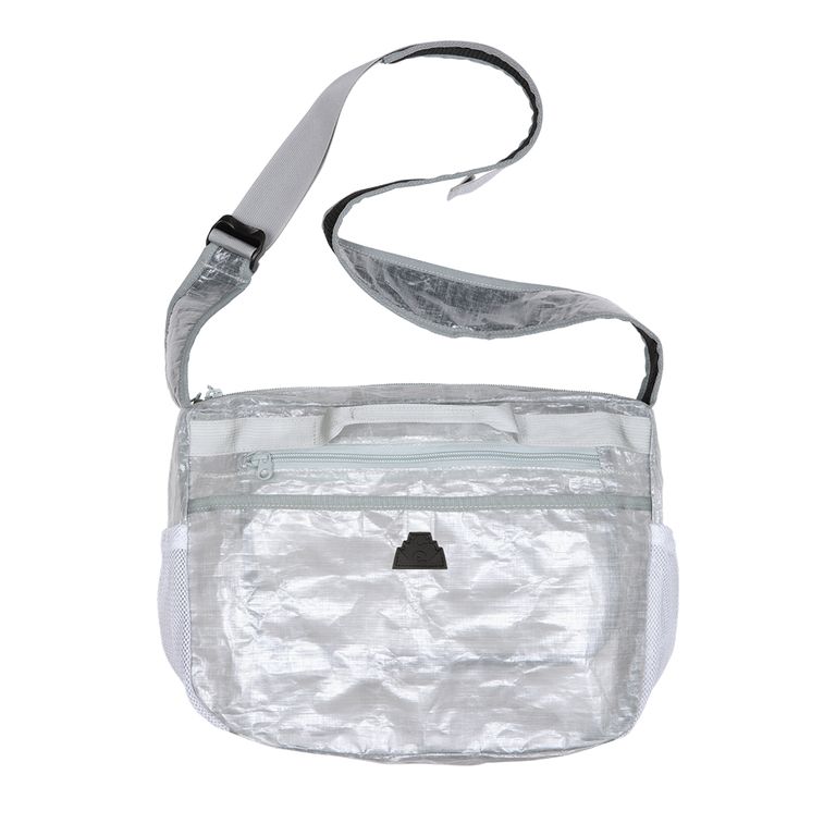 Dyneema®コンポジットファブリック。ショルダーバッグ。フロントにシリコンパッチ。フロント、バックにポケット。フロントにスライドファスナーポケット。トップにファスナー開閉式コンパートメント。サイドにメッシュポケット。W32約xH23.5約xD10約cm。日本製。