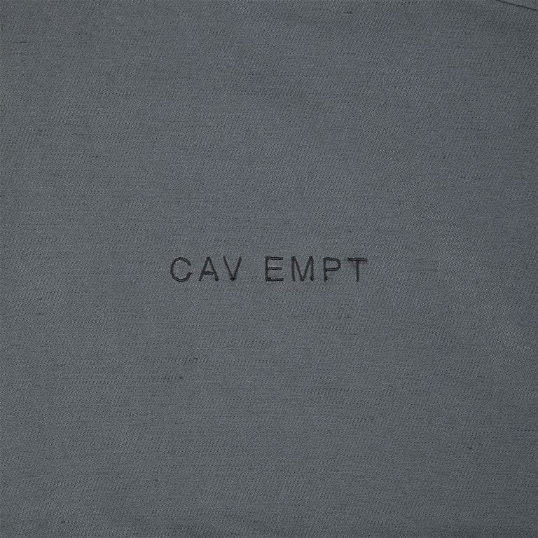 75%コットン、25%リネン。レギュラーポイントカラー。セットインスリーブ。前身頃ショルダーに刺繍でCAV EMPT。左袖上部にシリコンパッチ。シングルカフス。前身頃にウェルトポケット。ワイドシルエット。バイオウォッシュ加工。日本製。